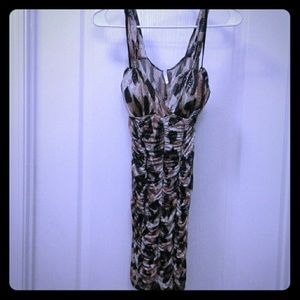 Form-fitting mini dress. Leopard print.